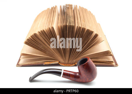 Vecchio libro e tubazione di tabacco Foto Stock