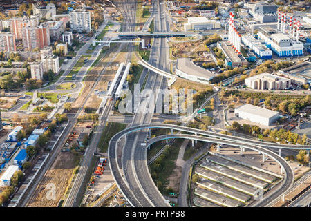 Vista aerea del terzo anello stradale e ferroviario cerchio centrale nella città di Mosca dal deck observatation alla sommità della torre OKO in autunno Foto Stock
