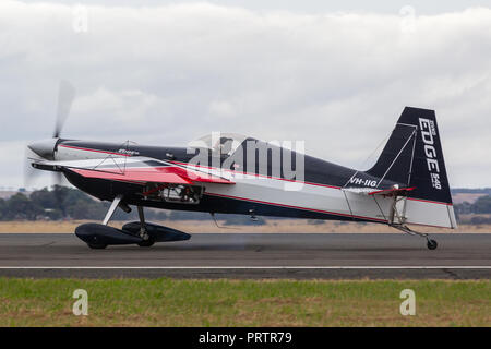 Melissa Andrzejewski battenti un bordo 540 velivolo acrobatico. Foto Stock
