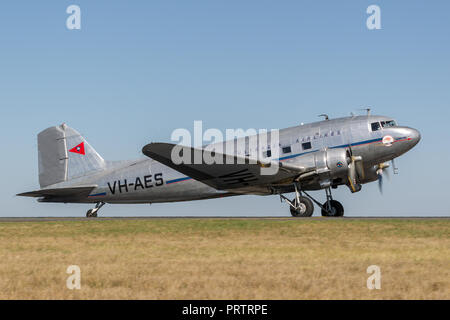 Vintage Douglas DC-3C aereo di linea VH-AES in trans Australian Airlines livrea. Foto Stock