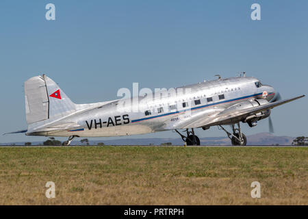 Vintage Douglas DC-3C aereo di linea VH-AES in trans Australian Airlines livrea. Foto Stock