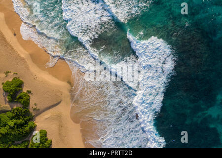 Una vista aerea di onde e la spiaggia a Sandy beach park, Oahu, Hawaii Foto Stock