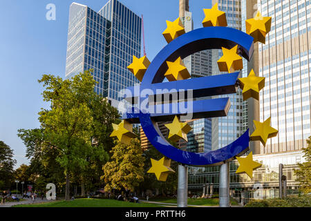 Frankfurt am Main, Germania - 05 Settembre 2018: Euro scultura davanti della Eurotower, la Banca centrale europea. La scultura è stata progettata da Ottmar Hör Foto Stock