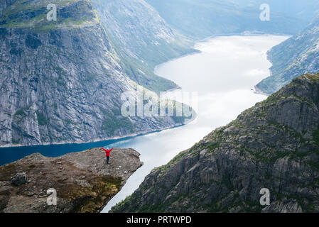 Trolltunga - uno di Norvegia la maggior parte vista spettacolare. Ringedalsvatnet - lago in comune di Odda in Hordaland county, Norvegia Foto Stock