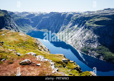 Ringedalsvatnet - lago di montagna vicino a Odda in Norvegia. Vista dal sentiero Trolltunga Foto Stock