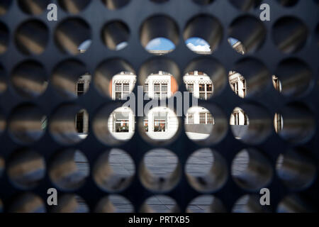 Mostra la strada di ingresso al cortile Sackler presso il Victoria and Albert Museum, South Kensington, London, Regno Unito Foto Stock