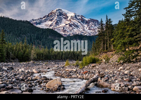 Mount Rainier al tramonto, Nisqually fiume, verso la fine di settembre, il Parco Nazionale del Monte Rainier, nello stato di Washington, USA Foto Stock
