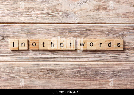 In altre parole la parola scritta sul blocco di legno. in altre parole del testo in tabella, concetto. Foto Stock