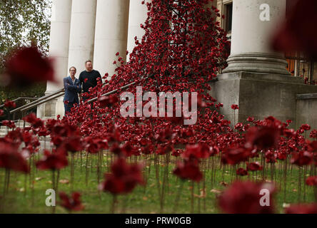 Solo uso editoriale designer Tom Piper (sinistra) e l'artista Paolo Cummins accanto a loro scultura di papavero piangendo finestra, dopo quattro anni di tour del Regno Unito si aprirà venerdì 5 ottobre presso l'Imperial War Museum di Londra. Foto Stock