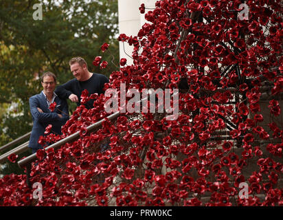 Solo uso editoriale designer Tom Piper (sinistra) e l'artista Paolo Cummins accanto a loro scultura di papavero piangendo finestra, dopo quattro anni di tour del Regno Unito si aprirà venerdì 5 ottobre presso l'Imperial War Museum di Londra. Foto Stock