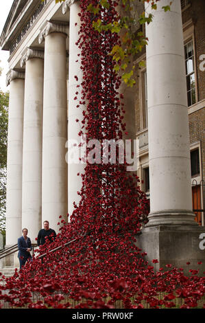 Solo uso editoriale designer Tom Piper (sinistra) e l'artista Paolo Cummins accanto a loro scultura di papavero piangendo finestra, dopo quattro anni di tour del Regno Unito si aprirà venerdì 5 ottobre presso l'Imperial War Museum di Londra. Foto Stock