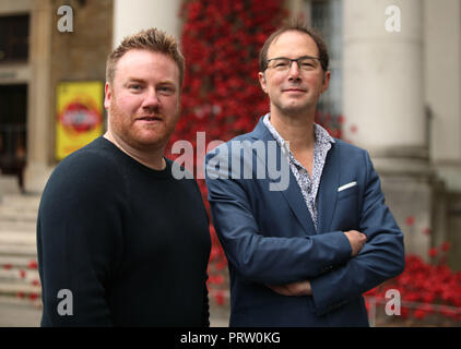 Solo uso editoriale artista Paul Cummins (sinistra) e il designer Tom Piper accanto a loro scultura di papavero piangendo finestra, dopo quattro anni di tour del Regno Unito si aprirà venerdì 5 ottobre presso l'Imperial War Museum di Londra. Foto Stock