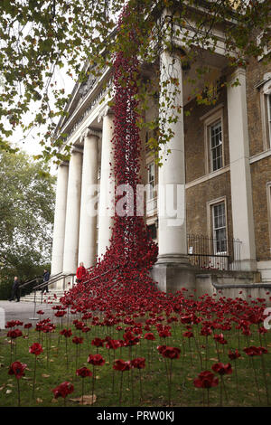 Solo uso editoriale il papavero scultura finestra piangendo dal designer Tom Piper e artista Paul Cummins, dopo quattro anni di tour del Regno Unito si aprirà venerdì 5 ottobre presso l'Imperial War Museum di Londra. Foto Stock