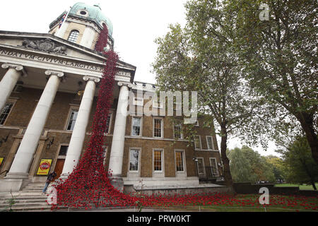 Solo uso editoriale il papavero scultura finestra piangendo dal designer Tom Piper e artista Paul Cummins, dopo quattro anni di tour del Regno Unito si aprirà venerdì 5 ottobre presso l'Imperial War Museum di Londra. Foto Stock