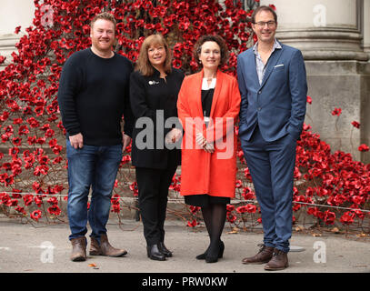 Solo uso editoriale (da sinistra a destra) Artista Paolo Cummins, Diane Lees Direttore Generale di IWM, Jenny Waldman Direttore del 14-18 ora e designer Tom Piper accanto alla scultura di papavero piangendo finestra, dopo quattro anni di tour del Regno Unito si aprirà venerdì 5 ottobre presso l'Imperial War Museum di Londra. Foto Stock