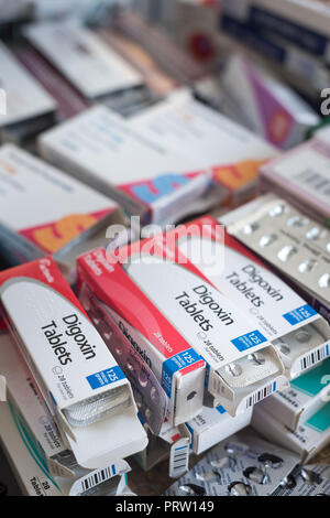 Confezioni di medicina blister con le pillole e pacchi di monete. Medico o  farmacia prescrizione per la salute. Business, finanze concetto. I costi  della salute Foto stock - Alamy