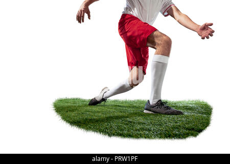 Il calcio playe affrontare per la palla su sfondo bianco. Calcio professionistico i giocatori di calcio in movimento su erba verde di sfondo per studio. gambe closeup Foto Stock