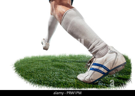 Il calcio playe affrontare per la palla su sfondo bianco. Calcio professionistico i giocatori di calcio in movimento su erba verde di sfondo per studio. gambe closeup Foto Stock