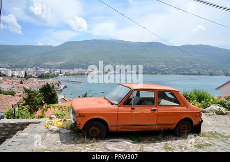 Vista sulla città di ohrid tetti dal castello macedonia con orange yugo auto Foto Stock