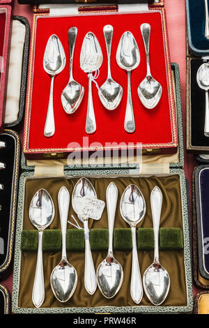 Inghilterra, Londra, Bermondsey, Bermondsey Square, Bermondsey mercatino di Antiquariato, antiquariato Display di stallo del vasellame in argento Foto Stock