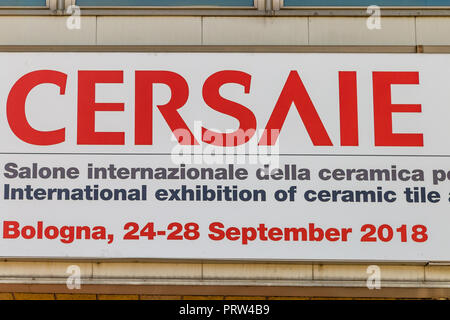 BOLOGNA (Italia), 28 settembre 2018: la luce è illuminante il logo di CERSAIE Salone internazionale delle piastrelle di ceramica e arredo bagno Foto Stock