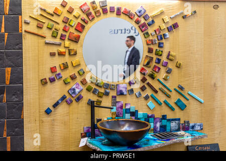 BOLOGNA (Italia), 28 settembre 2018: persone che visitano CERSAIE Salone internazionale delle piastrelle di ceramica e arredo bagno Foto Stock