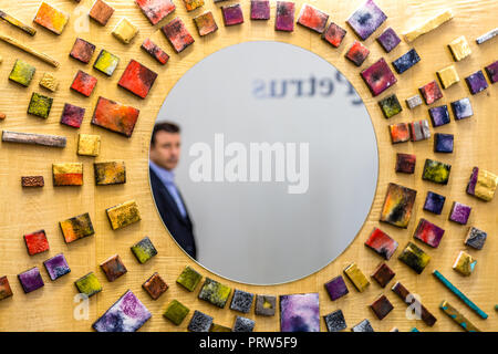 BOLOGNA (Italia), 28 settembre 2018: persone che visitano CERSAIE Salone internazionale delle piastrelle di ceramica e arredo bagno Foto Stock