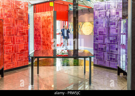 BOLOGNA (Italia), 28 settembre 2018: persone che visitano CERSAIE Salone internazionale delle piastrelle di ceramica e arredo bagno Foto Stock