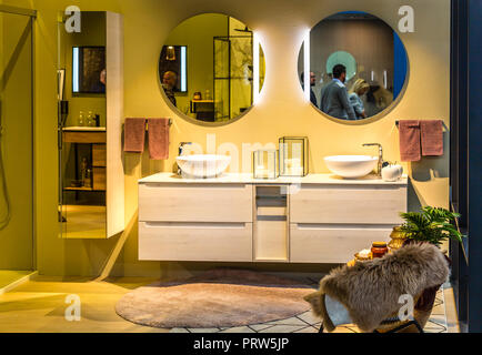 BOLOGNA (Italia), 28 settembre 2018: persone che visitano CERSAIE Salone internazionale delle piastrelle di ceramica e arredo bagno Foto Stock