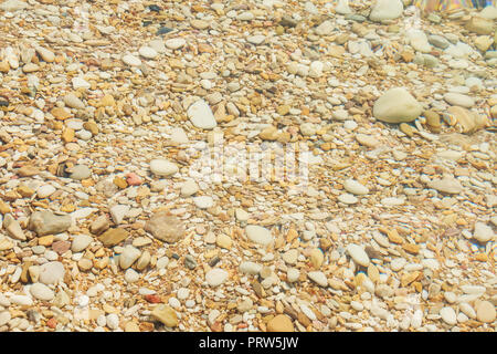 Ciottoli nell'acqua.Mare texture sabbia fatta di shell e pezzi di pietra. Texture Seamless.sfondo da una multi-colore di mare di ghiaia sotto l'acqua Foto Stock