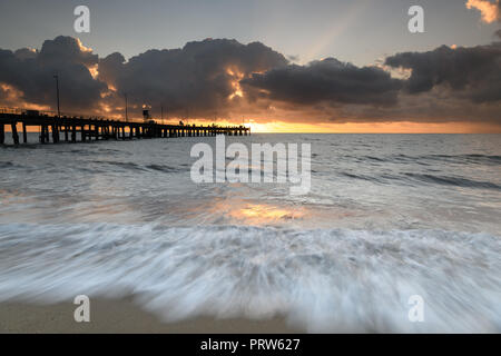 Bellissimo tramonto tropicale di Palm Cove Beach in North Queensland Foto Stock