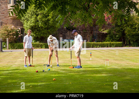 Gli uomini a giocare il gioco nobble di Croquet nei giardini del Palazzo dei Vescovi alla Cattedrale di Wells nel Somerset England Regno Unito Foto Stock