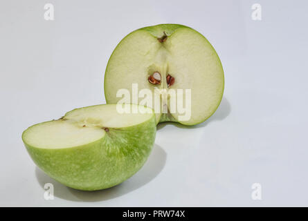 Fette di Apple su sfondo bianco Foto Stock