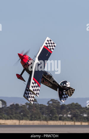 Saltare Stewart battenti la sua altamente modificata Pitts S-2S Prometeo biplanare Foto Stock