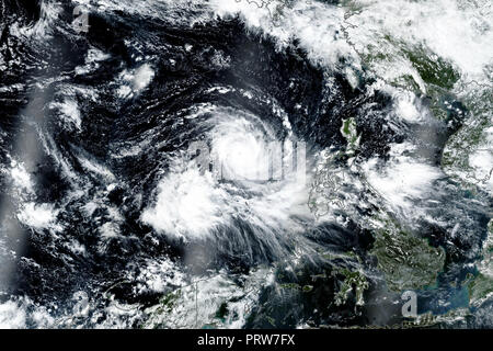 Colore naturale immagine di Super Typhoon Mangkhut. La vista satellitare. Gli elementi di questa immagine fornita dalla NASA Foto Stock