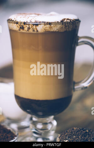 SPICE SPORCA CHAI LATTE. Masala chai e caffè espresso. In autunno o inverno caldo spice bere caffè. Close up Foto Stock