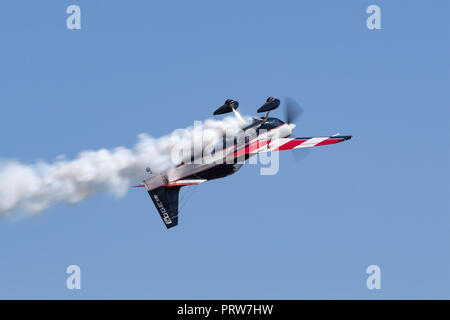 Melissa Andrzejewski battenti un bordo 540 velivolo acrobatico. Foto Stock