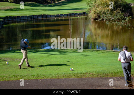 Il Golfer in azione (par 3) nel campo da golf di Seignosse (Francia). Progettato dall'architetto americano Robert Van Hagge, è una vera e propria opera d'arte. Foto Stock