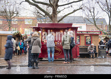 York, Regno Unito - 12 DIC 2016: Natale agli acquirenti di coda per la torta dello Yorkshire e salsiccia al St Nicholas Mercatino di Natale il 12 dicembre presso il St Sampson Square Foto Stock