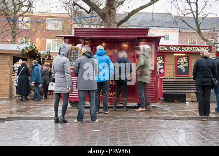 York, Regno Unito - 12 DIC 2016: Natale agli acquirenti di coda per la torta dello Yorkshire e salsiccia al St Nicholas Mercatino di Natale il 12 dicembre presso il St Sampson Square Foto Stock