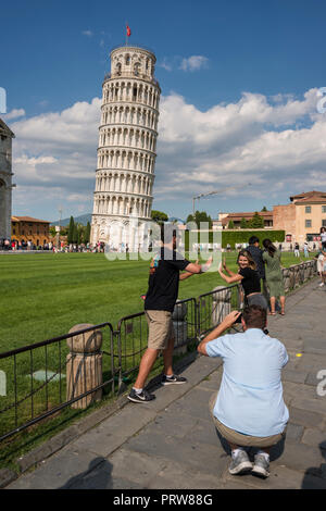 Turista che posano per una foto contro la Torre Pendente di Pisa, Toscana, Italia Foto Stock