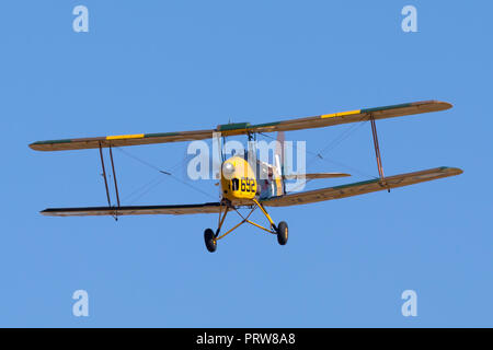 Ex Royal Australian Air Force (RAAF) De Havilland DH-82A Tiger Moth biplano vintage VH-AWA. Foto Stock