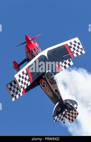 Saltare Stewart battenti la sua altamente modificata Pitts S-2S Prometeo biplanare Foto Stock
