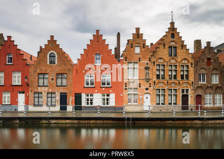 Strade attraverso i canali di Bruges Foto Stock