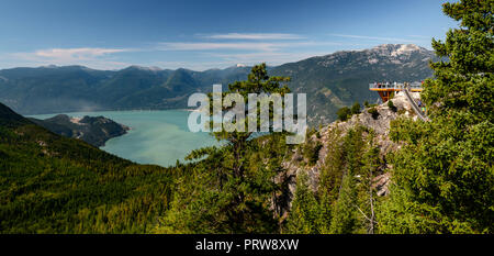 Vista panoramica su Howe Sound dalla sommità del Sea to Sky gondola, Sea to Sky Highway, Squamish Foto Stock
