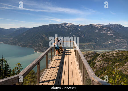 A sbalzo della piattaforma di visualizzazione cerca su Howe Sound, Sea to Sky Gondola, Squamish Foto Stock