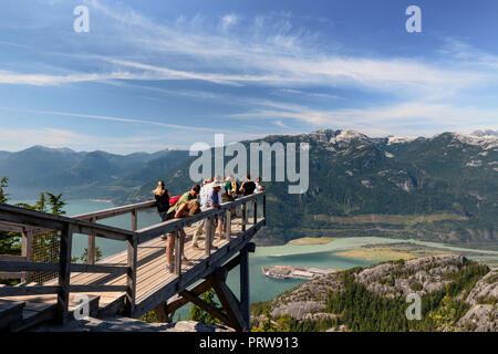 Vista panoramica su Howe Sound a sbalzo dalla piattaforma di visualizzazione, Sea to Sky Gondola, Squamish Foto Stock