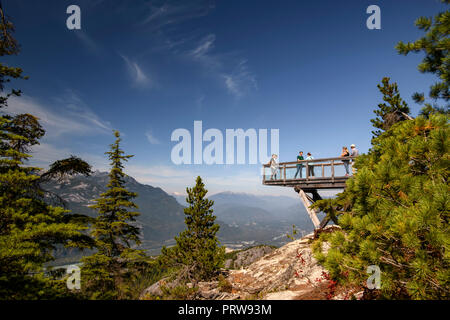 A sbalzo della piattaforma di visualizzazione che fornisce una vista panoramica su Howe Sound, Sea to Sky Gondola, Sea to Sky Highway, Squamish Foto Stock