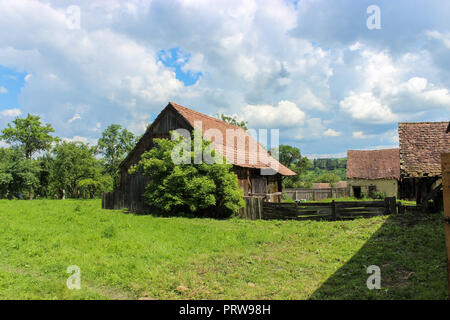 Antico sassone in una casa rurale campagna rumeno Foto Stock