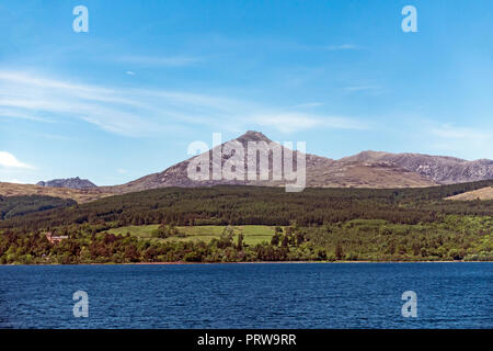 Mountain Goatfell sull isola di Arran visto da Brodick Bay Arran North Ayrshire Scotland Regno Unito Foto Stock